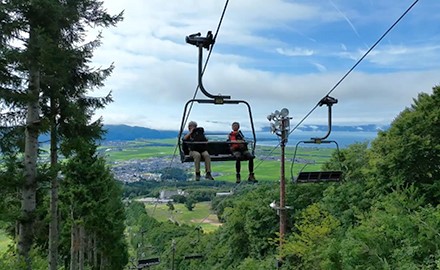 夏季搭乘登山纜車,約20分鐘即可到達海拔1,100米,從纜車站到山頂約2小時。