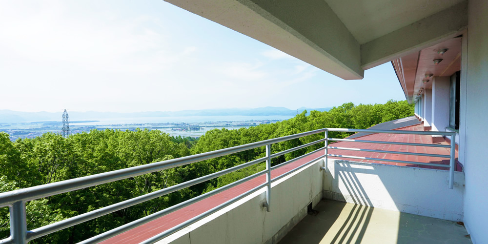 宽敞阳台上可欣赏到猪苗代湖的全景